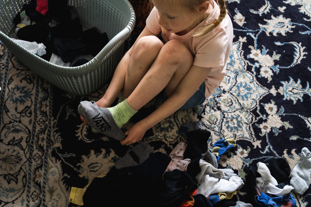 Day in the life fotoshoot meisje past de grote sokken van haar broer